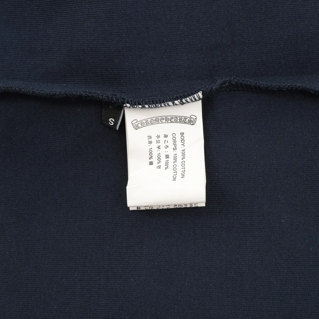 🅿️380 CH/Cro cross embroidered lapel long-sleeved polo shirt made of customized fabric. DuPont Sorona material is added, which is skin-friendly, long-lasting antibacterial, anti-mite, and more washable. The cotton thread has been repeatedly processed to remove inferior coarse fibers and impurities, leaving only high-quality cotton fibers, making the fabric more advanced and classy. Environmentally friendly polishing enzyme technology gives the fabric a clean appearance and clear texture. Simple and exquisite! Full of sense of ceremony! Simple and luxurious, full of design! It gives people a simple but not boring feeling, creating a low-key and unique personalized fashion! Fine workmanship, compare with the counters! A highly recognizable long-sleeved style with great upper body effect!!! Super versatile! Same style for men and women. Size：S-L